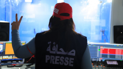 صحفيو/ات إذاعة السيدة أف أم يحملون وتحملن الشارة الحمراء في إطار يوم غضب الصحافة التونسية دفاعا عن حرية الصحافة